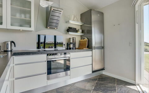 Helena - 250M from the Sea: Keuken, Toestel Van De Keuken, Flooring, Countertop, Interieur Ontwerp, Meubilair, Cabinetry, Major Appliance, Huishoudapparatuur, Verdieping