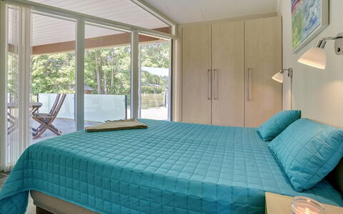 Helena - 250M from the Sea: Interieur Ontwerp, Meubilair, Bed, Slaapkamer, Flooring, Verdieping, Hout, Plafond, Textiel, Laken