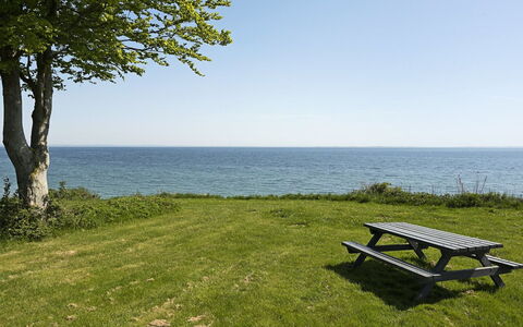 Helena - 250M from the Sea: Blauw, Water, Zwemwater, Gras, Meubilair, Zee, Kust En Oceanic Landvormen, Openluchtbank, Horizon, Grasland