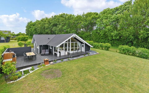 Sulo - 500M from the Sea: Huis, Huis, Dak, Woongebied, Verblijf, Landgoed, Boerderij, Gazon, Landscaping, Siding