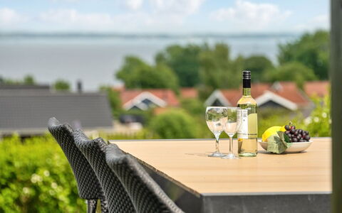Sulo - 500M from the Sea: Huis, Huis, Dak, Woongebied, Verblijf, Landgoed, Boerderij, Gazon, Landscaping, Siding
