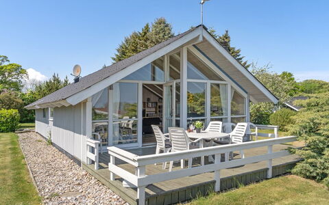 Jarmericus - 300M from the Sea: Huis, Veranda, Verblijf, Landgoed, Siding, Schaduw, Landscaping, Werf, Hardwood, Toevlucht