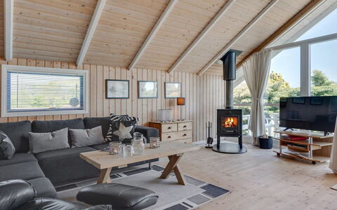 Jarmericus - 300M from the Sea: Hout, Meubilair, Interieur Ontwerp, Plafond, Flooring, Huis, Woonkamer, Verdieping, Kamer, Houten Vloer