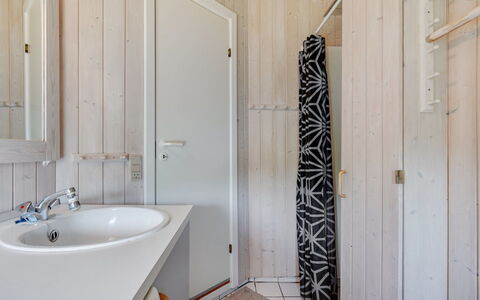 Jarmericus - 300M from the Sea: Muur, Flooring, Loodgieterswerkinrichting, Hout, Verdieping, Badkamer, Wastafel In De Badkamer, Interieur Ontwerp, Wastafel, Badkamerkast