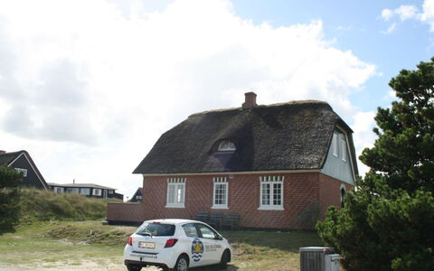 Liselott - 300M from the Sea: Dak, Huis, Huis, Verblijf, Deur, Siding, Dek, Veranda, Plank, Hardwood