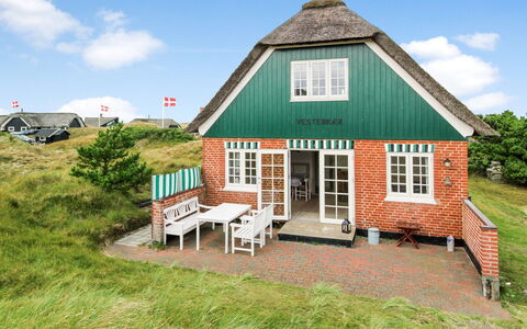 Liselott - 300M from the Sea: Dak, Huis, Huis, Verblijf, Deur, Siding, Dek, Veranda, Plank, Hardwood