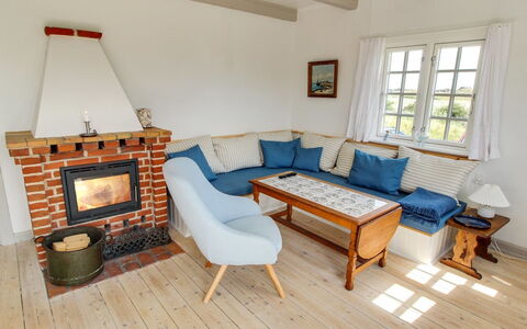 Liselott - 300M from the Sea: Dak, Huis, Huis, Verblijf, Deur, Siding, Dek, Veranda, Plank, Hardwood