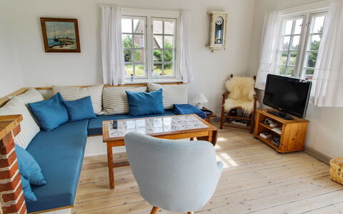Liselott - 300M from the Sea: Dak, Huis, Huis, Verblijf, Deur, Siding, Dek, Veranda, Plank, Hardwood