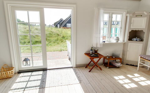 Liselott - 300M from the Sea: Dak, Huis, Huis, Verblijf, Deur, Siding, Dek, Veranda, Plank, Hardwood