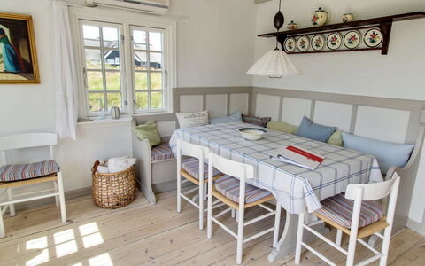 Liselott - 300M from the Sea: Dak, Huis, Huis, Verblijf, Deur, Siding, Dek, Veranda, Plank, Hardwood