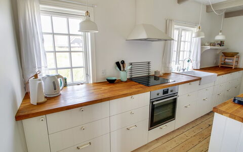 Liselott - 300M from the Sea: Dak, Huis, Huis, Verblijf, Deur, Siding, Dek, Veranda, Plank, Hardwood