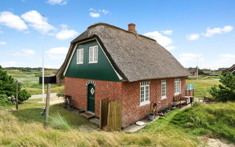 Liselott - 300M from the Sea: Dak, Huis, Huis, Verblijf, Deur, Siding, Dek, Veranda, Plank, Hardwood