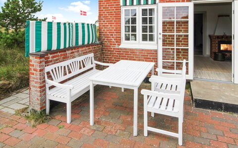 Liselott - 300M from the Sea: Dak, Huis, Huis, Verblijf, Deur, Siding, Dek, Veranda, Plank, Hardwood