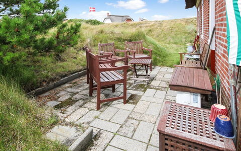 Liselott - 300M from the Sea: Dak, Huis, Huis, Verblijf, Deur, Siding, Dek, Veranda, Plank, Hardwood