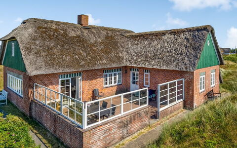 Katerina - 100M from the Sea: Dak, Huis, Huis, Verblijf, Deur, Siding, Dek, Veranda, Plank, Hardwood