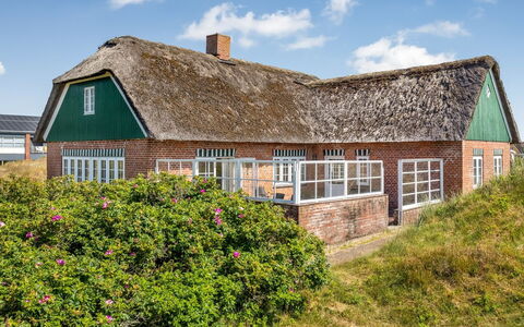 Katerina - 100M from the Sea: Dak, Huis, Huis, Verblijf, Deur, Siding, Dek, Veranda, Plank, Hardwood