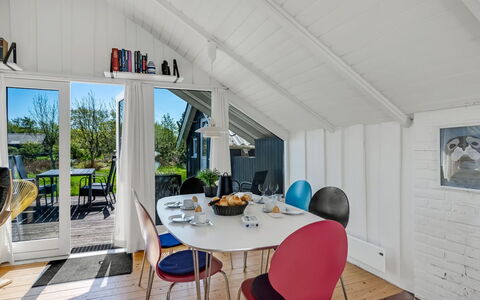 Maxie - 1.2Km from the Sea: Dak, Huis, Huis, Verblijf, Deur, Siding, Dek, Veranda, Plank, Hardwood
