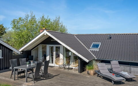 Maxie - 1.2Km from the Sea: Dak, Huis, Huis, Verblijf, Deur, Siding, Dek, Veranda, Plank, Hardwood
