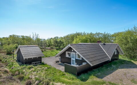 Maxie - 1.2Km from the Sea: Dak, Huis, Huis, Verblijf, Deur, Siding, Dek, Veranda, Plank, Hardwood