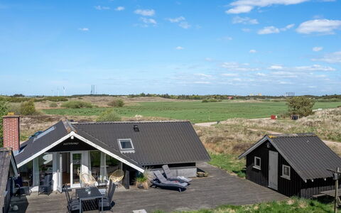 Maxie - 1.2Km from the Sea: Dak, Huis, Huis, Verblijf, Deur, Siding, Dek, Veranda, Plank, Hardwood