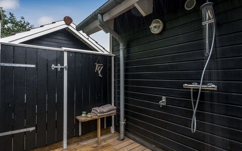 Germaine - 1.2Km from the Sea: Dak, Huis, Huis, Verblijf, Deur, Siding, Dek, Veranda, Plank, Hardwood