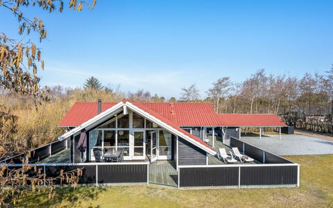 Germaine - 1.2Km from the Sea: Dak, Huis, Huis, Verblijf, Deur, Siding, Dek, Veranda, Plank, Hardwood