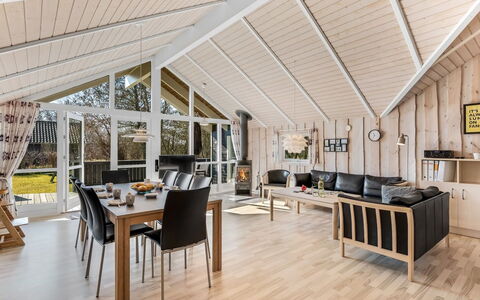 Germaine - 1.2Km from the Sea: Dak, Huis, Huis, Verblijf, Deur, Siding, Dek, Veranda, Plank, Hardwood