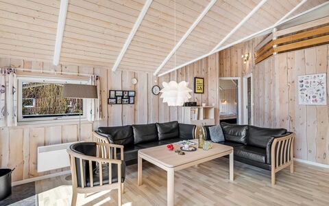 Germaine - 1.2Km from the Sea: Dak, Huis, Huis, Verblijf, Deur, Siding, Dek, Veranda, Plank, Hardwood