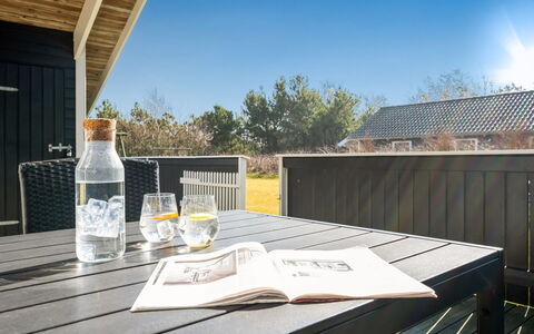 Germaine - 1.2Km from the Sea: Dak, Huis, Huis, Verblijf, Deur, Siding, Dek, Veranda, Plank, Hardwood