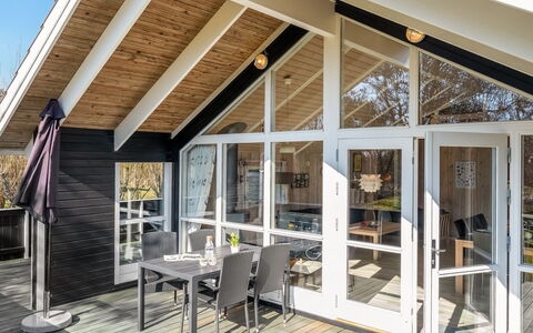 Germaine - 1.2Km from the Sea: Dak, Huis, Huis, Verblijf, Deur, Siding, Dek, Veranda, Plank, Hardwood