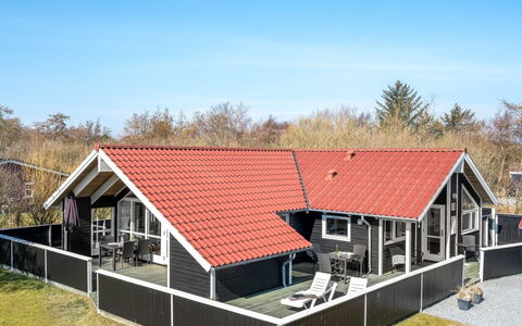 Germaine - 1.2Km from the Sea: Dak, Huis, Huis, Verblijf, Deur, Siding, Dek, Veranda, Plank, Hardwood