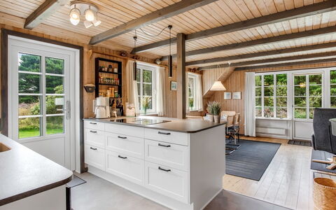 Hakun - 4Km from the Sea: Hout, Flooring, Countertop, Interieur Ontwerp, Plafond, Verdieping, Keuken, Houten Vloer, Deur, Cabinetry