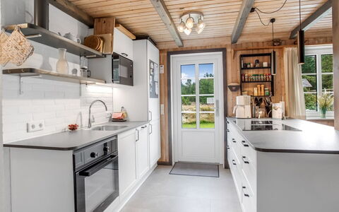 Hakun - 4Km from the Sea: Keuken, Countertop, Cabinetry, Hout, Toestel Van De Keuken, Meubilair, Interieur Ontwerp, Major Appliance, Flooring, Plafond