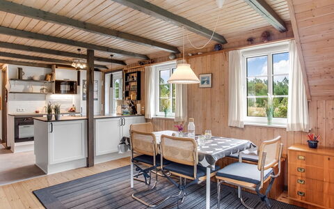 Hakun - 4Km from the Sea: Hout, Meubilair, Plafond, Interieur Ontwerp, Keuken En Eettafel, Huis, Stoel, Verblijf, Deur, Eetkamer
