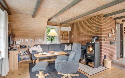 Hakun - 4Km from the Sea: Meubilair, Hout, Interieur Ontwerp, Flooring, Woonkamer, Verdieping, Plafond, Stoel, Huis, Bankstel