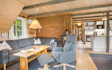 Hakun - 4Km from the Sea: Hout, Meubilair, Verblijf, Plafond, Stoel, Hardwood, Woonkamer, Bankstel, Beits, Blokhut