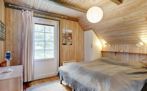 Hakun - 4Km from the Sea: Slaapkamer, Interieur Ontwerp, Bed, Meubilair, Flooring, Hout, Verdieping, Plafond, Laken, Houten Vloer