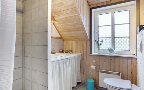 Hakun - 4Km from the Sea: Muur, Flooring, Loodgieterswerkinrichting, Hout, Verdieping, Interieur Ontwerp, Badkamer, Kraan, Loodgieter, Plafond