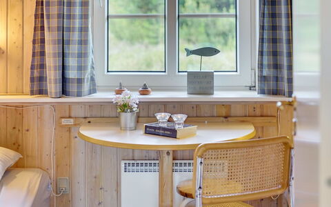 Hakun - 4Km from the Sea: Interieur Ontwerp, Hout, Meubilair, Kamer, Plafond, Gordijn, Lichte Inrichting, Beits, Venster Behandeling, Raambekleding