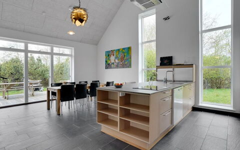 Henrieta - 4Km from the Sea: Flooring, Interieur Ontwerp, Verdieping, Meubilair, Hout, Keuken, Countertop, Plafond, Houten Vloer, Huis