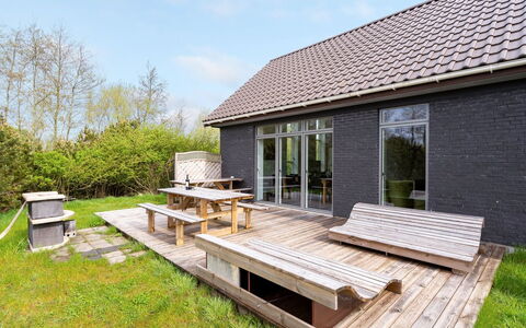 Henrieta - 4Km from the Sea: Huis, Verblijf, Dak, Siding, Tuin, Gazon, Werf, Veranda, Backyard, Landscaping