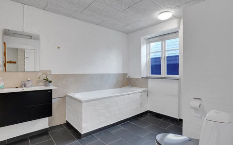 Henrieta - 4Km from the Sea: Flooring, Muur, Loodgieterswerkinrichting, Verdieping, Plafond, Interieur Ontwerp, Wastafel, Badkamer, Kraan, Loodgieter