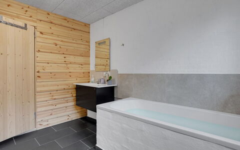 Henrieta - 4Km from the Sea: Flooring, Hout, Verdieping, Loodgieterswerkinrichting, Wastafel, Kraan, Plafond, Badkamer, Plank, Tegel