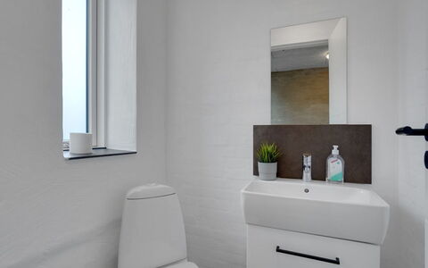 Henrieta - 4Km from the Sea: Badkamer, Loodgieterswerkinrichting, Muur, Interieur Ontwerp, Flooring, Verdieping, Toilet, Wastafel In De Badkamer, Wastafel, Wc Bril
