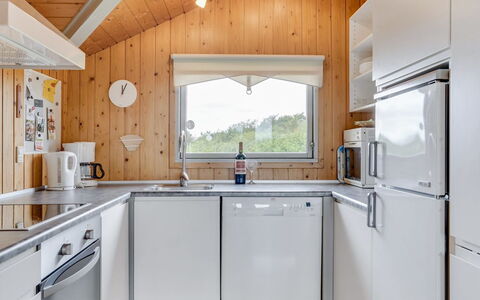 Bryniulf - 1.8Km from the Sea: Keuken, Hout, Toestel Van De Keuken, Major Appliance, Plafond, Interieur Ontwerp, Huis, Countertop, Huishoudapparatuur, Kamer