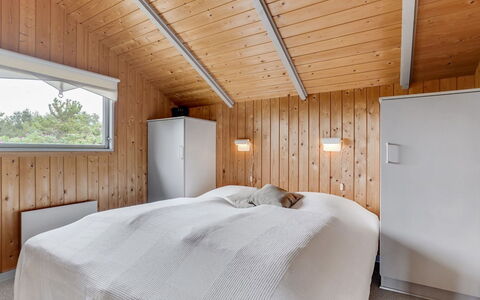 Bryniulf - 1.8Km from the Sea: Hout, Plafond, Huis, Slaapkamer, Lichte Inrichting, Bed, Bedding, Hardwood, Plank, Beits