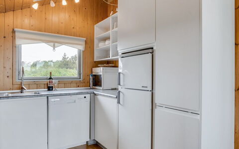Bryniulf - 1.8Km from the Sea: Keuken, Toestel Van De Keuken, Major Appliance, Hout, Interieur Ontwerp, Flooring, Countertop, Plafond, Verdieping, Huishoudapparatuur