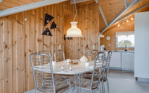 Bryniulf - 1.8Km from the Sea: Lichte Inrichting, Hout, Plafond, Interieur Ontwerp, Verlichting, Meubilair, Huis, Kamer, Keuken En Eettafel, Keuken