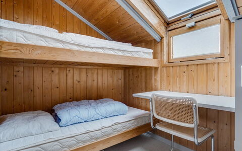 Bryniulf - 1.8Km from the Sea: Hout, Slaapkamer, Plafond, Bed, Bedding, Winter, Blokhut, Glacial Landform, Linens, Bed Frame