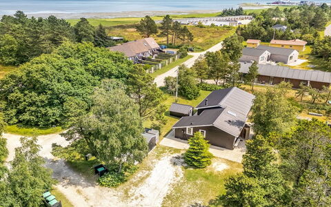 Riekje - 2.3Km from the Sea: Dak, Huis, Huis, Verblijf, Deur, Siding, Dek, Veranda, Plank, Hardwood